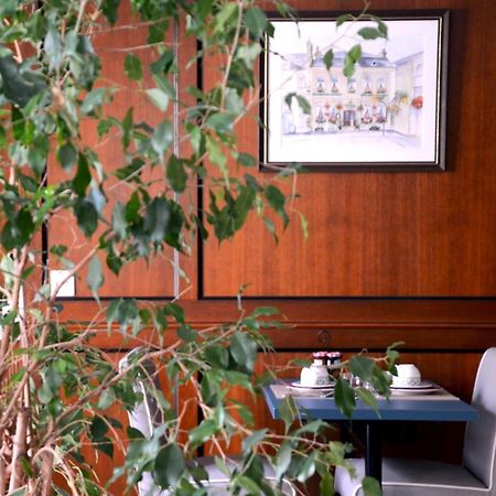 Coq Hotel Montreuil  Bagian luar foto