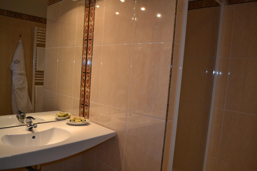 Coq Hotel Montreuil  Bagian luar foto
