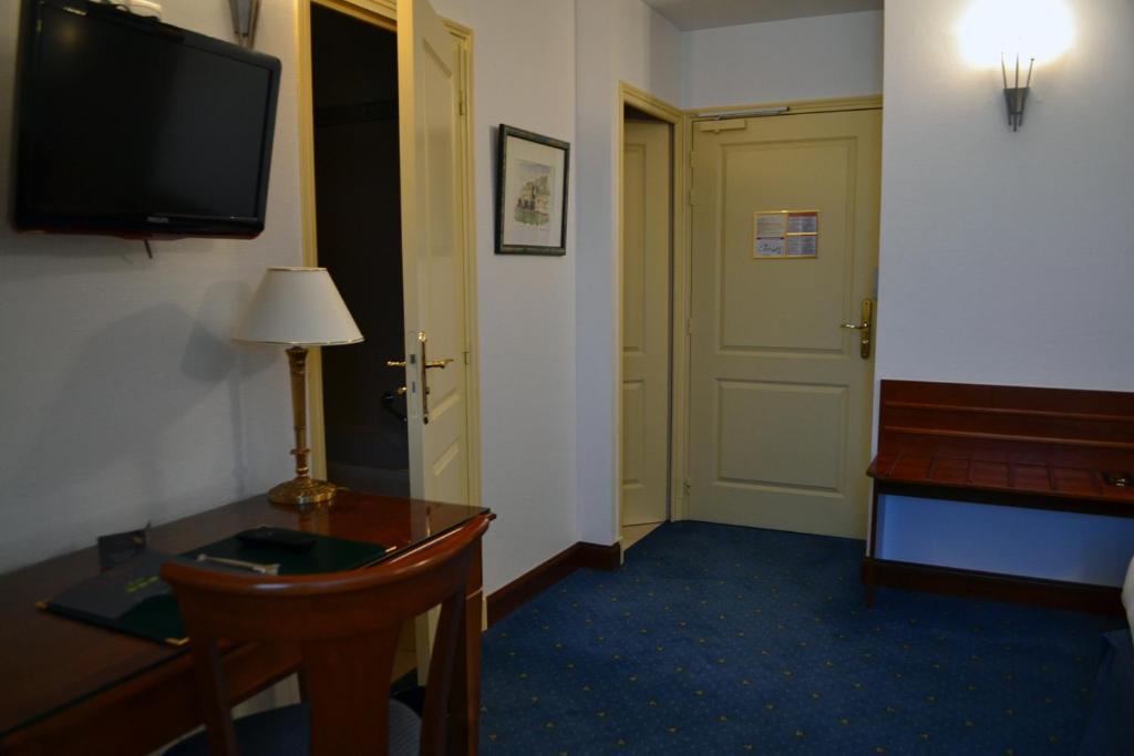 Coq Hotel Montreuil  Bagian luar foto