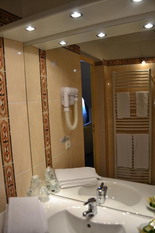 Coq Hotel Montreuil  Bagian luar foto