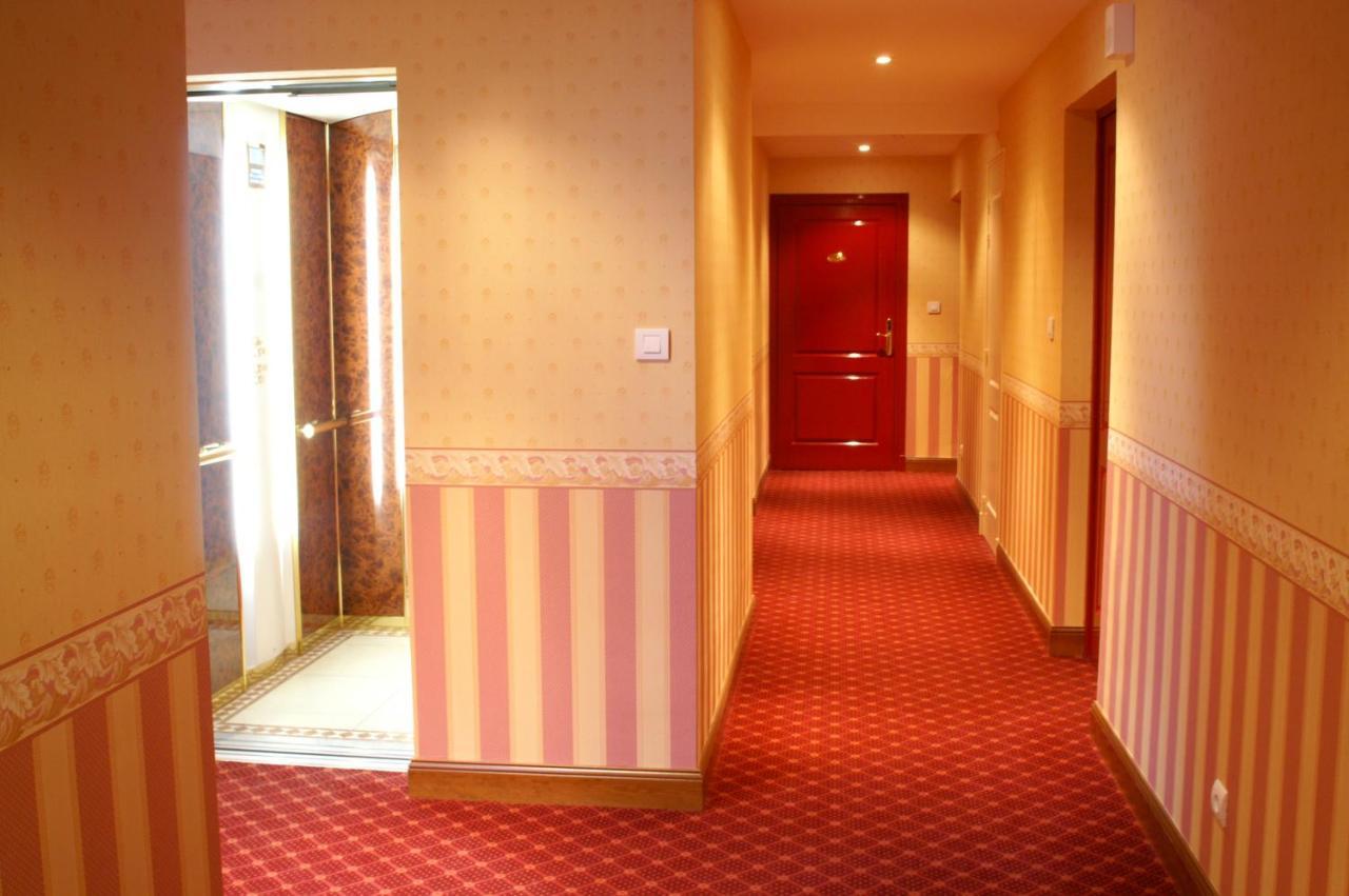 Coq Hotel Montreuil  Bagian luar foto
